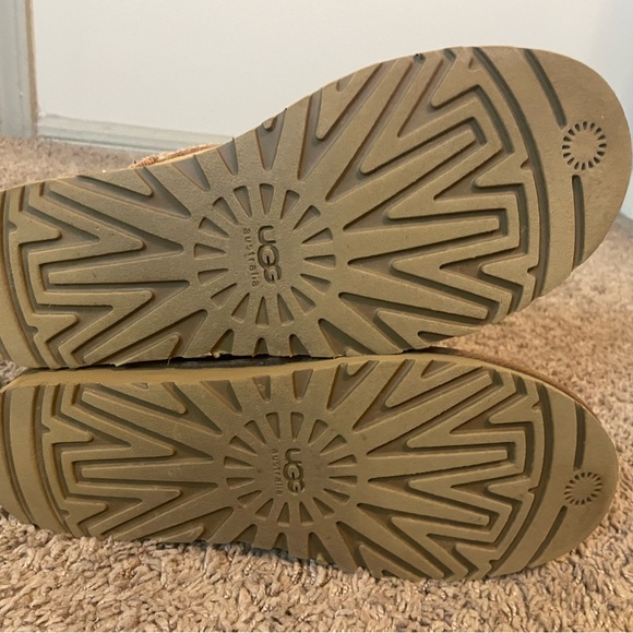 UGG Chestnut Bailey Button Boots - Picture 7 of 8